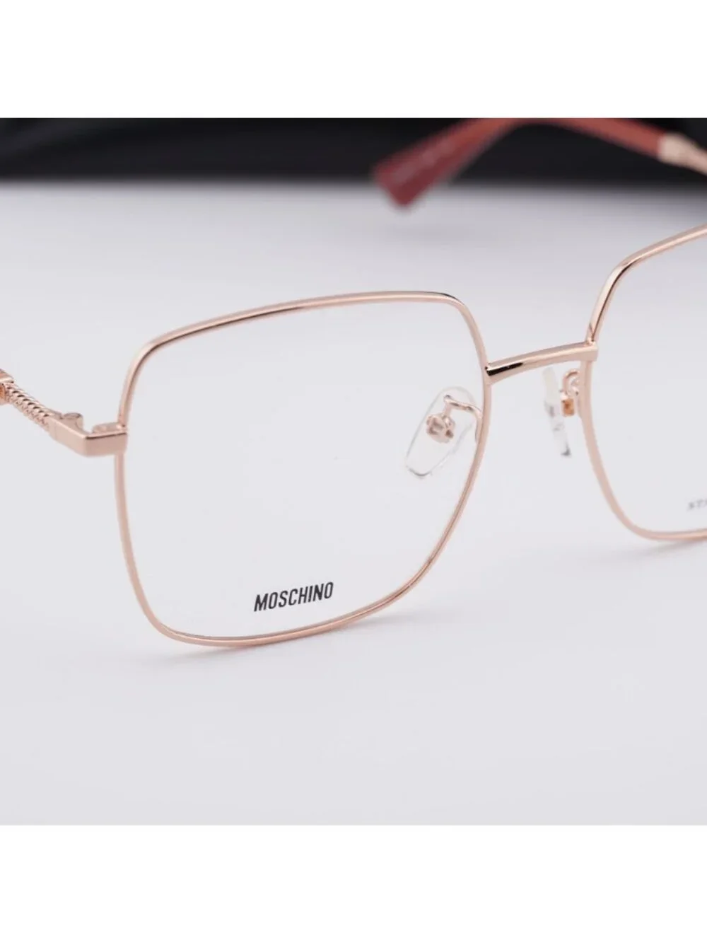 Moschino model mos615
